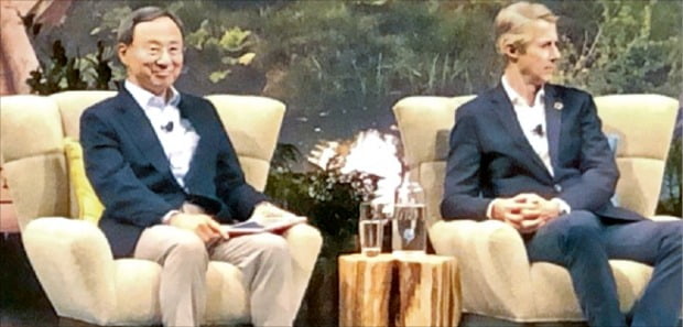 황창규 KT 회장(왼쪽)이 19일(현지시간) ‘드림포스 2019’ 행사에서 ‘5G의 미래’를 주제로 대담하고 있다.    세일즈포스 제공 