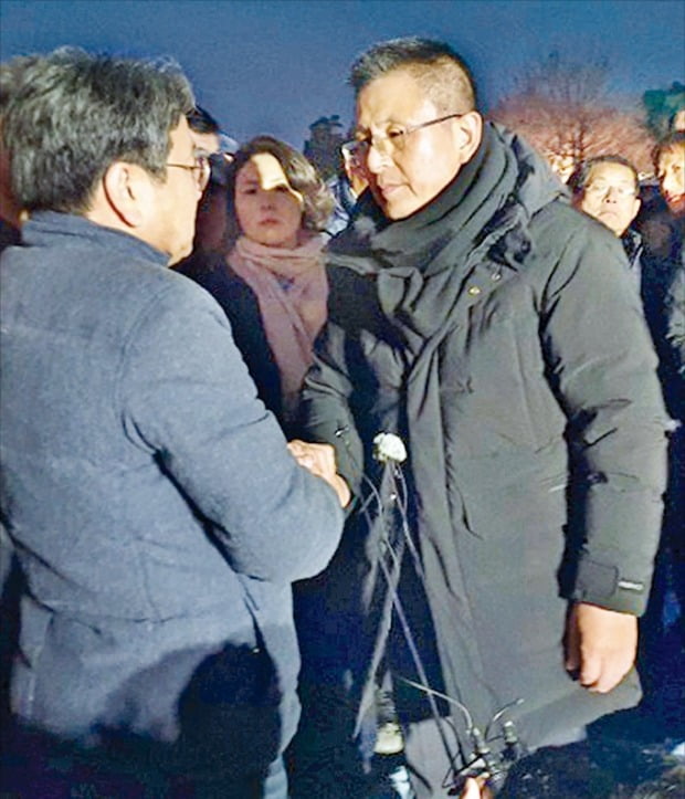 단식 현장 찾은 강기정 수석 단식 투쟁을 시작한 황교안 자유한국당 대표(오른쪽)가 20일 청와대 앞 분수대 단식 현장을 찾은 강기정 청와대 정무수석과 악수하고 있다.  연합뉴스 