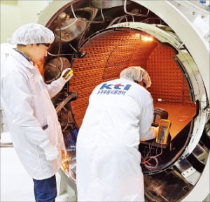 경남 진주시 상대동 상평일반산업단지에 들어설 우주부품시험센터에서 연구원들이 열진공챔버를 통해 우주궤도환경을 시험하고 있다.  한국산업기술시험원 제공
 