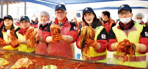 최신원 SK네트웍스 회장(왼쪽 네 번째)이 임직원 및 경기사회복지공동모금회 관계자들과 직접 담근 김치를 들어 보이고 있다. SK네트웍스 제공 