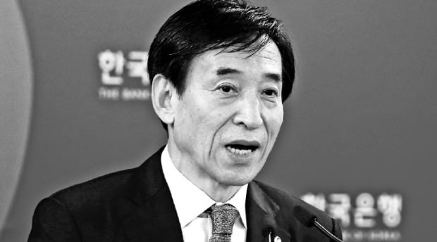 2016년 6월 9일 이주열 한국은행 총재가 기준금리 인하 배경을 설명하고 있다. 이날 기준금리는 사상 최저인 연 1.25%로 떨어졌다. 한경DB 