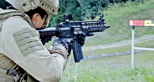 S&T모티브 ‘특수작전용기관단총’ 사격 모습. S&T모티브 제공 