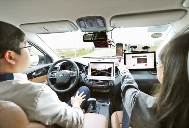 현대모비스의 자율주행차인 ‘엠빌리’가 정밀지도를 기반으로 자율주행을 하고 있다. 현대모비스 제공 