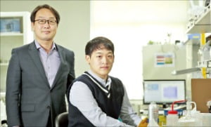 김동혁 UNIST 에너지 및 화학공학부 교수(왼쪽)와 박준영 연구원.  /UNIST 제공 
