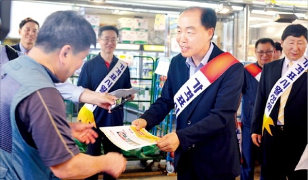 조봉환 소상공인시장진흥공단 이사장(가운데)이 전통시장을 찾아 ‘가격표시제’를 독려하는 팸플릿을 배포하고 있다.  소진공 제공 