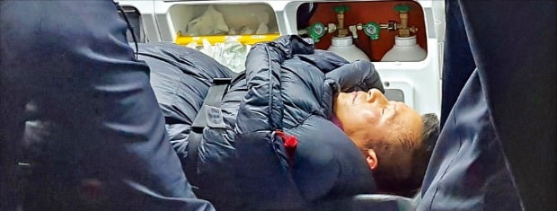 황교안 자유한국당 대표가 단식 8일째인 27일 밤 의식을 잃고 병원 응급실로 이송되고 있다.  /연합뉴스 