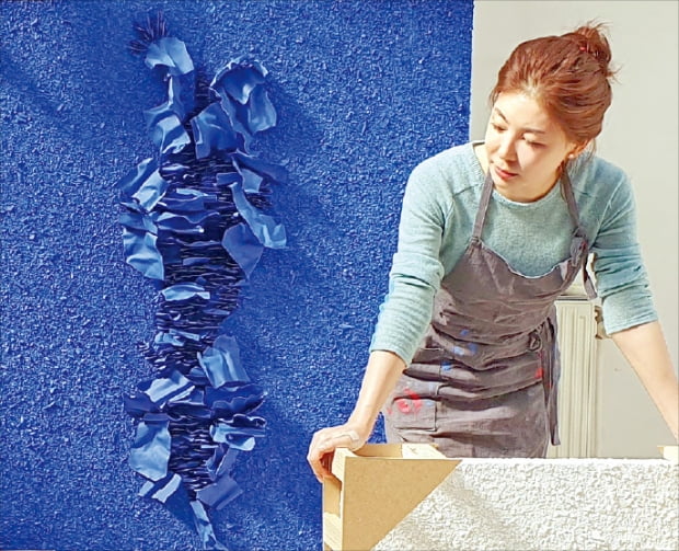 ‘흙의 회화’를 개척한 김지아나 씨가 서울 가락동 작업실에서 자신의 작품 ‘인사이드’를 설명하고 있다. 