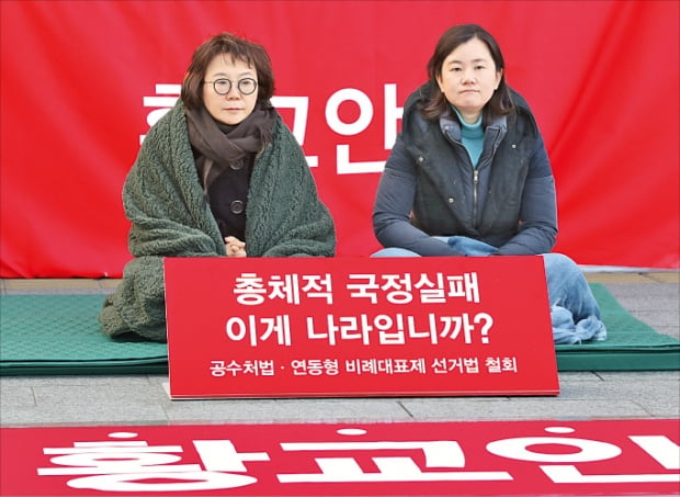 정미경(왼쪽)·신보라 자유한국당 최고위원이 28일 청와대 앞 분수대 광장에 설치된 황교안 대표 단식농성장에서 동조 단식을 하고 있다. 황 대표는 단식 8일째인 전날 밤 병원으로 이송됐다.  연합뉴스 