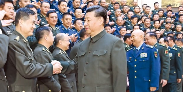 시진핑 중국 국가주석(가운데)이 지난 27일 베이징 국립국방대학에서 열린 전국 국방대 총장 합동훈련에 참석해 격려하고 있다. 시 주석은 “강군의 길은 사람에게 있다”며 ‘강군 사상’을 강조했다. 신화연합뉴스