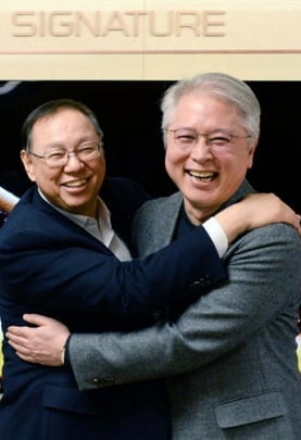 조성진 LG전자 부회장(왼쪽)이 28일 서울 여의도 트윈타워 집무실에서 LG전자 최고경영자(CEO)에 선임된 권봉석 사장을 만나 껴안고 있다.  LG전자  제공 