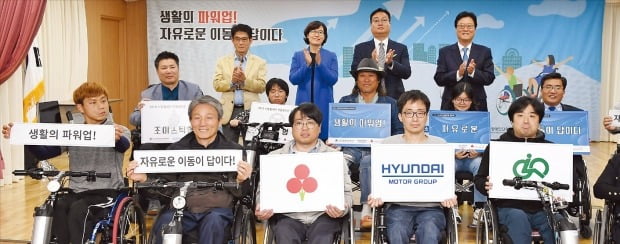 현대·기아자동차는 11월 5일 서울 여의도 이룸센터에서 한국장애인단체총연맹 대표, 사회복지공동모금회, 현대차그룹 관계자 등 100여 명이 참석한 가운데 ‘2019 수동휠체어 전동화키트 지원사업 전달식’을 했다. 현대·기아차  제공 