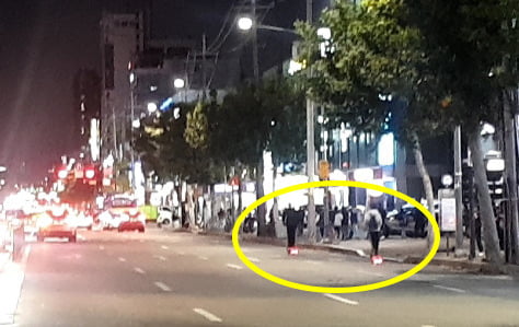 지난 29일 서울 강남구 대치동의 한 도로에서 전동킥보드를 탄 운전자 2명이 차도로 주행하고 있다.  /이주현 기자 deep@hankyung.com