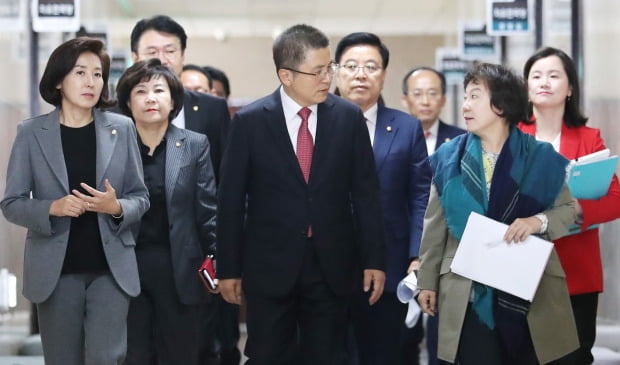 자유한국당 황교안 대표(가운데)와 정미경 최고위원이 6일 오전 국회에서 열린 최고위원-중진의원 연석회의를 위해 회의실로 이동하며 대화하고 있다. 왼쪽은 나경원 원내대표.  /연합뉴스