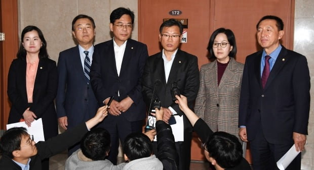 <YONHAP PHOTO-3632> 질문에 답변하는 한국당 초선 의원들         (서울=연합뉴스) 김주형 기자 = 자유한국당 초선의원들이 7일 오후 국회 정론관에서 당내 인적 쇄신과 보수통합을 촉구하는 성명서를 발표를 마친 뒤 취재진의 질문에 답변하고 있다.      왼쪽부터 신보라, 김종섭, 송언석, 이양수, 김현아, 김석기 의원. 2019.11.7     kjhpress@yna.co.kr/2019-11-07 14:21:20/ <저작권자 ⓒ 1980-2019 ㈜연합뉴스. 무단 전재 재배포 금지.>