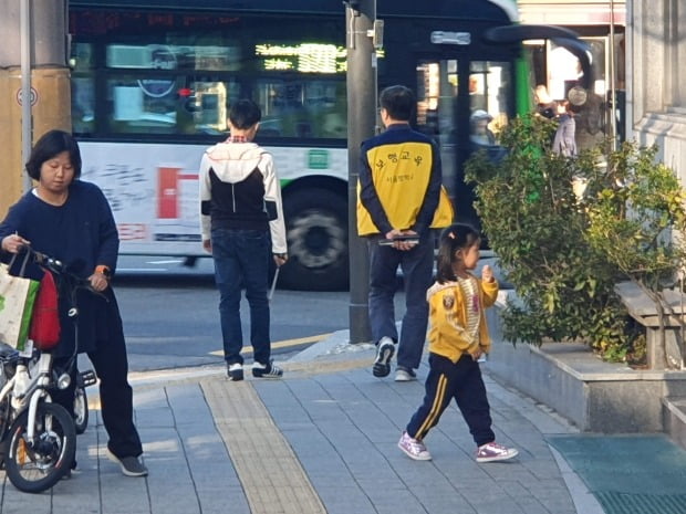 서울맹학교의 한 학생이 보행교사와 함께 학교 인근에서 보행훈련을 하고 있다. 배태웅 기자