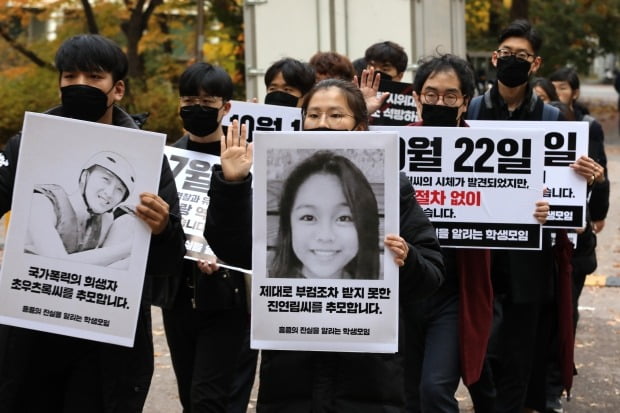 지난 11일 서울 관악구 서울대에서 '홍콩의 진실을 알리는 학생모임' 학생들이 홍콩 정부의 국가폭력을 규탄하는 침묵 행진을 진행했다. /연합뉴스