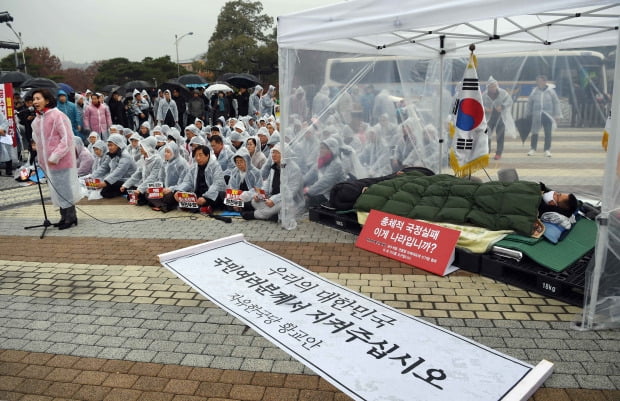 닷새째 노숙 단식 투쟁 이어가는 황교안 대표