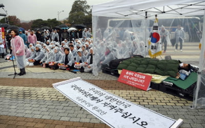 닷새째 노숙 단식 투쟁 이어가는 황교안 대표