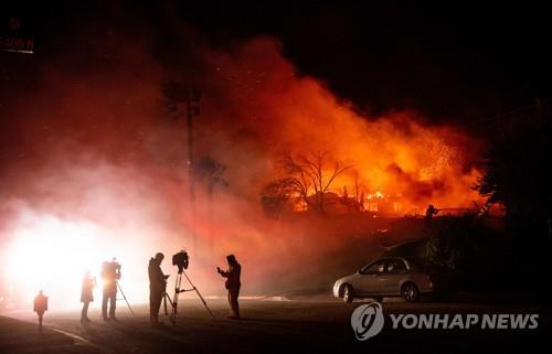 美캘리포니아 남부 샌버너디노서 또 대형산불…1천300명 대피