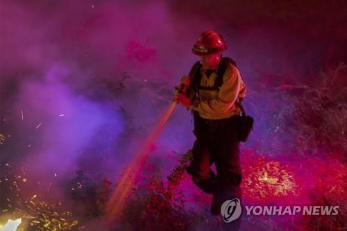 美 LA 북서부서 또 산불…전체적으로는 바람 잦아들어 진정세