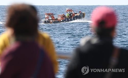 "아들아, 아들아" 오열…헬기 추락 현장서 실종자 가족 눈물바다