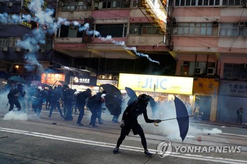 '中 4중전회' 후 첫 홍콩 주말집회…경찰·시위대 충돌