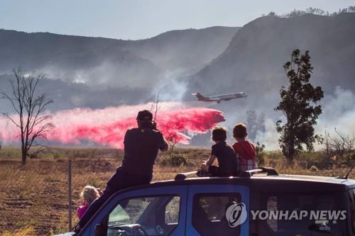 "1만6천볼트 전력넣자 13분만에 발화"…美남가주산불 1만명 대피