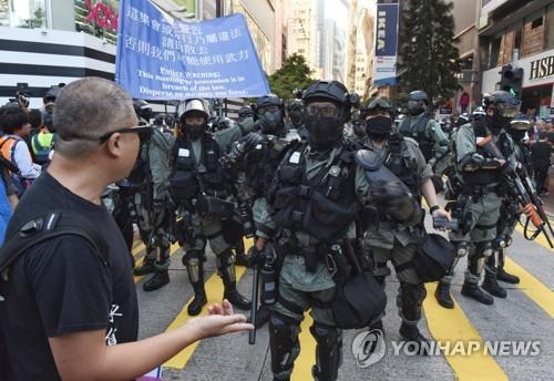 홍콩 혼돈의 주말…쇼핑몰 '흉기 공격'에 200명 체포