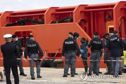 이탈리아 선박, 이주민 151명 구조해 시칠리아 입항