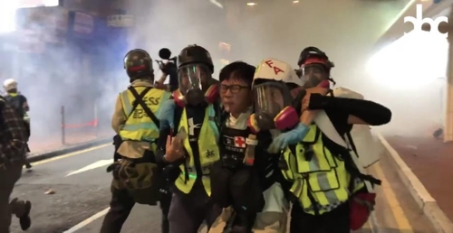 '혼돈의 홍콩'…시위 대학생 중태에 경찰-소방관 충돌까지