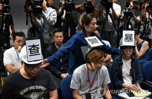 '혼돈의 홍콩'…시위 대학생 중태에 경찰-소방관 충돌까지