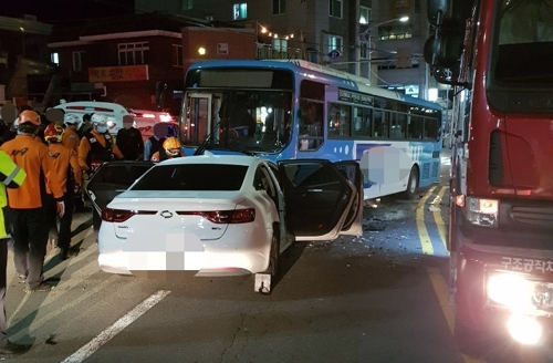 음주검문 불응 고교생 렌터카 중앙선 침범해 시내버스 충돌