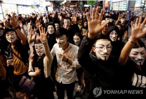 복면금지법 한 달 '가면 시위'…홍콩 공무원들 '경찰 폭력' 비난