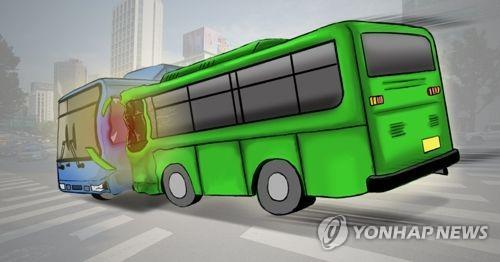 수원서 시내버스끼리 충돌…승객 등 10여명 다쳐