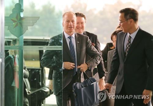 美스틸웰 "文대통령-아베 대화는 고무적인 신호"(종합2보)