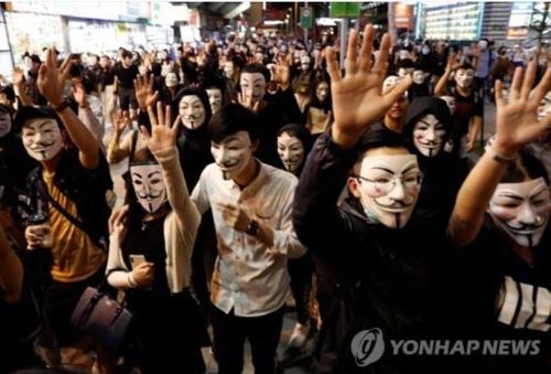 "지구촌 반정부시위 '제3의 물결'…신동력은 재미와 연대"