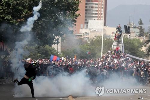 "지구촌 반정부시위 '제3의 물결'…신동력은 재미와 연대"