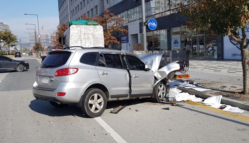 세종서 SUV끼리 충돌 후 주차 화물차에 '쾅'…2명 사상(종합)