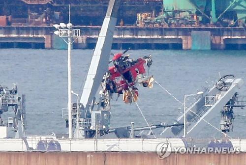 추락헬기 동체 저상 트럭 실려 김포공항 이송…사고원인 본격 조사