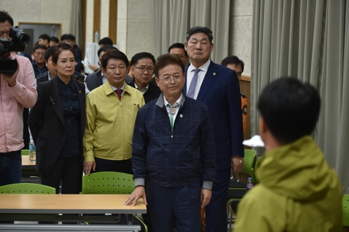 실종자 가족 "나머지 헬기 탑승자 4명 하루빨리 돌아오길"