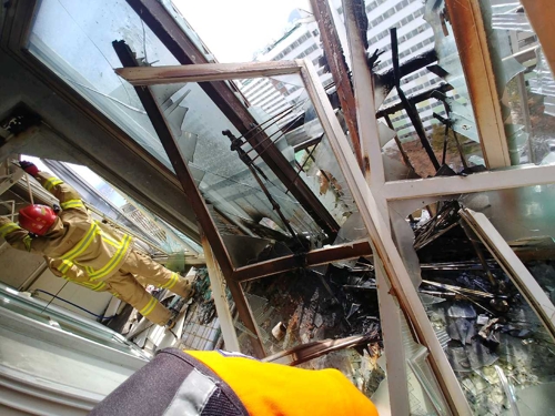 아파트 14층에서 폭발 후 40대 집주인 바닥으로 떨어져 숨져(종합)