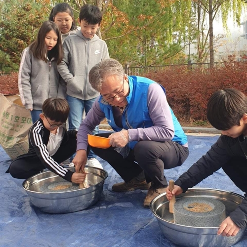 "우리가 심고 기른 벼 직접 수확하며 농부의 땀 느꼈어요"