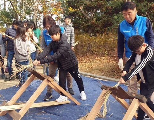 "우리가 심고 기른 벼 직접 수확하며 농부의 땀 느꼈어요"