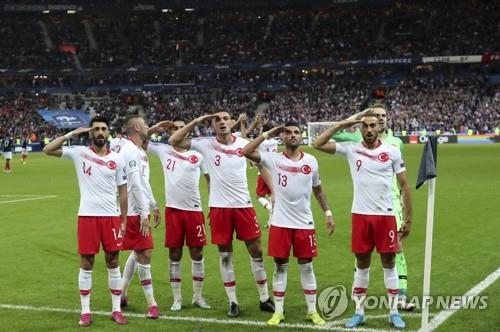 UEFA 터키 축구대표팀 '거수경례' 조사에 에르도안 발끈