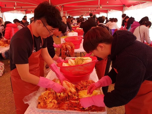 괴산 '김장 축제' 흥행 대박 예고…예상 웃도는 500가족 참가