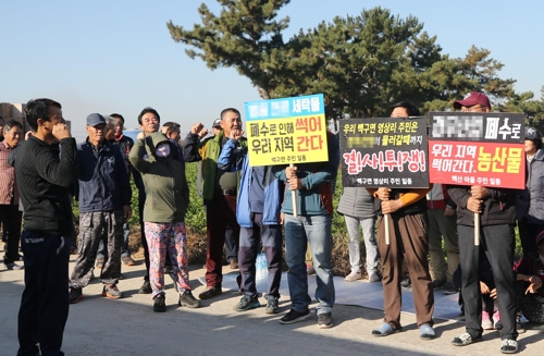 김제 하천에 화학약품 섞인 폐수 흘러…농민 "세탁업체가 주범"