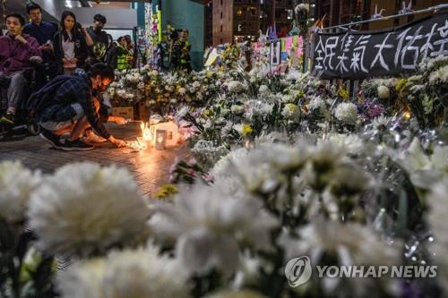 홍콩 시민들 촛불 켜고 '추락 대학생' 추모…진상규명 요구