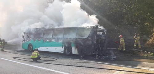 경부고속도 달리던 버스 불…승객·운전기사 29명 무사히 대피