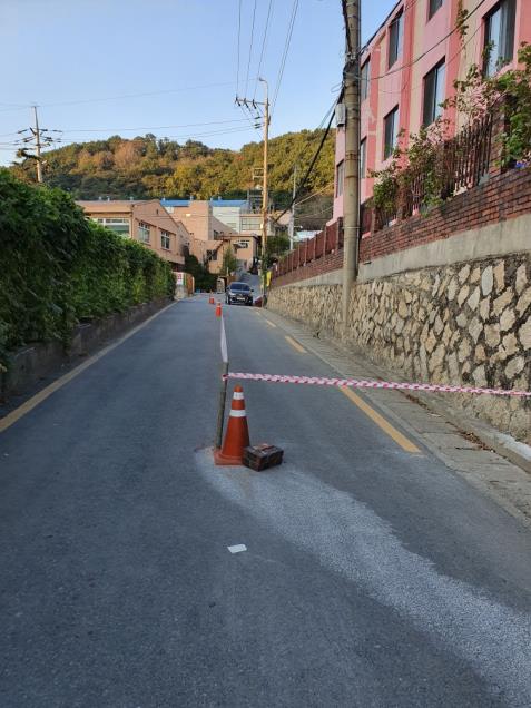 말뚝 박고 차 세우고…산사태 복구현장 통행 막는 땅 주인