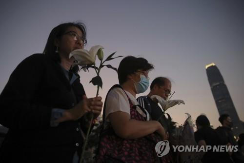 비통에 빠진 홍콩…시민 수천명 모여 '추락사 대학생' 추모